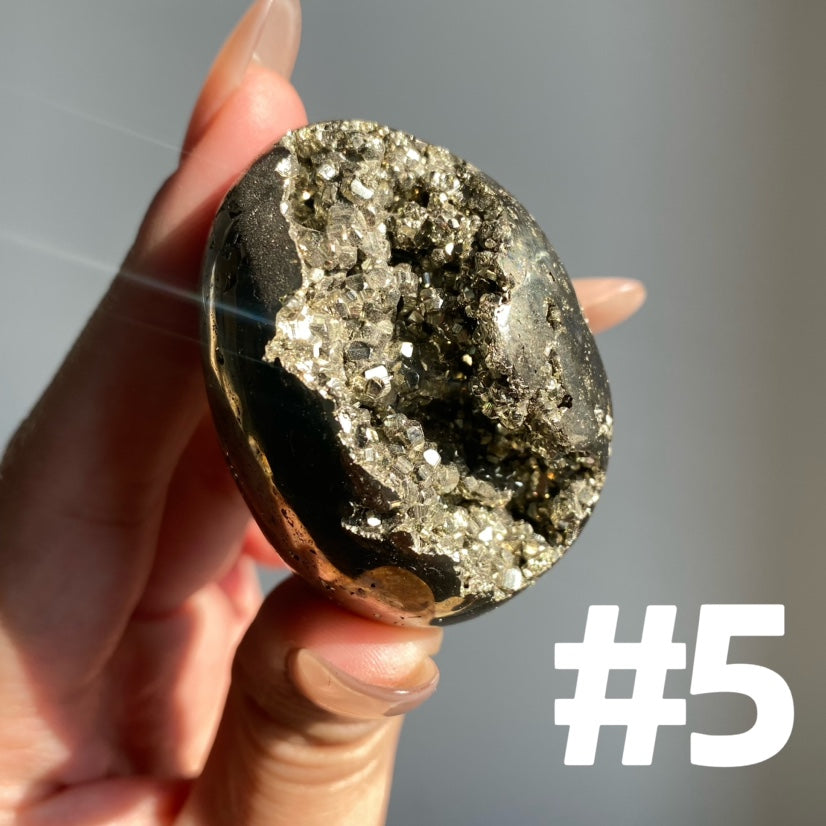 Random Large Crystals